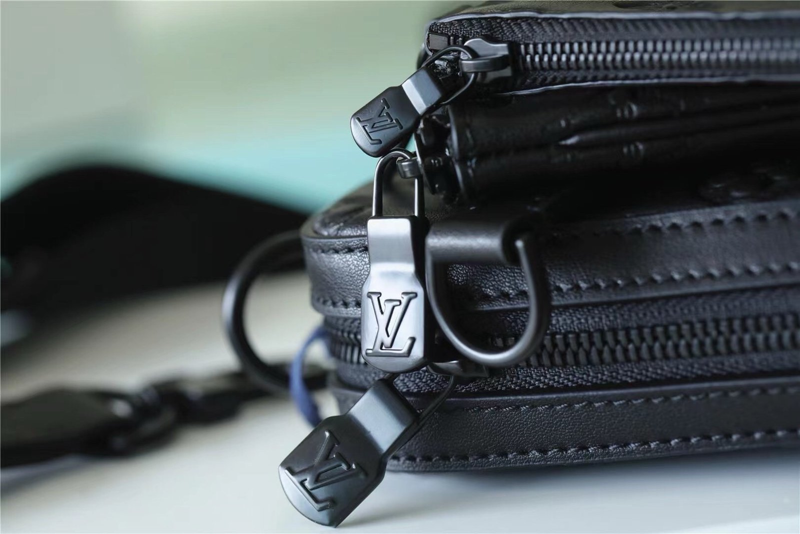 Louis Vuitton Trio Messenger Bag Shadow Leather Black - Afbeelding 6