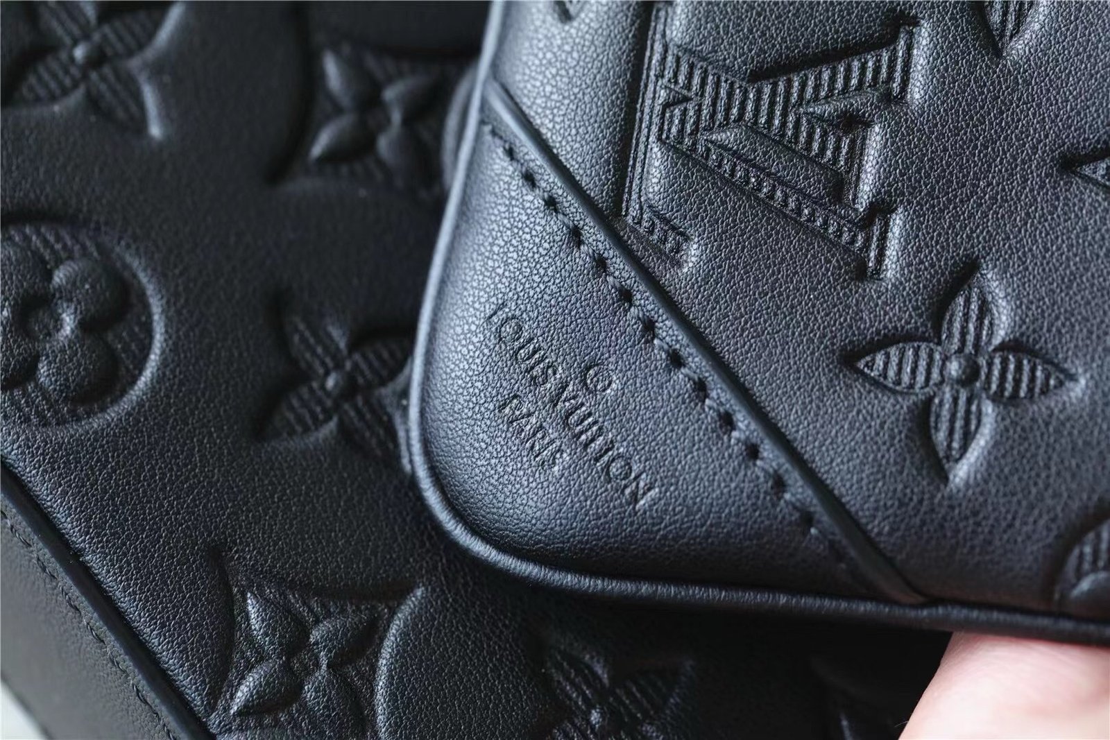 Louis Vuitton Trio Messenger Bag Shadow Leather Black - Afbeelding 7