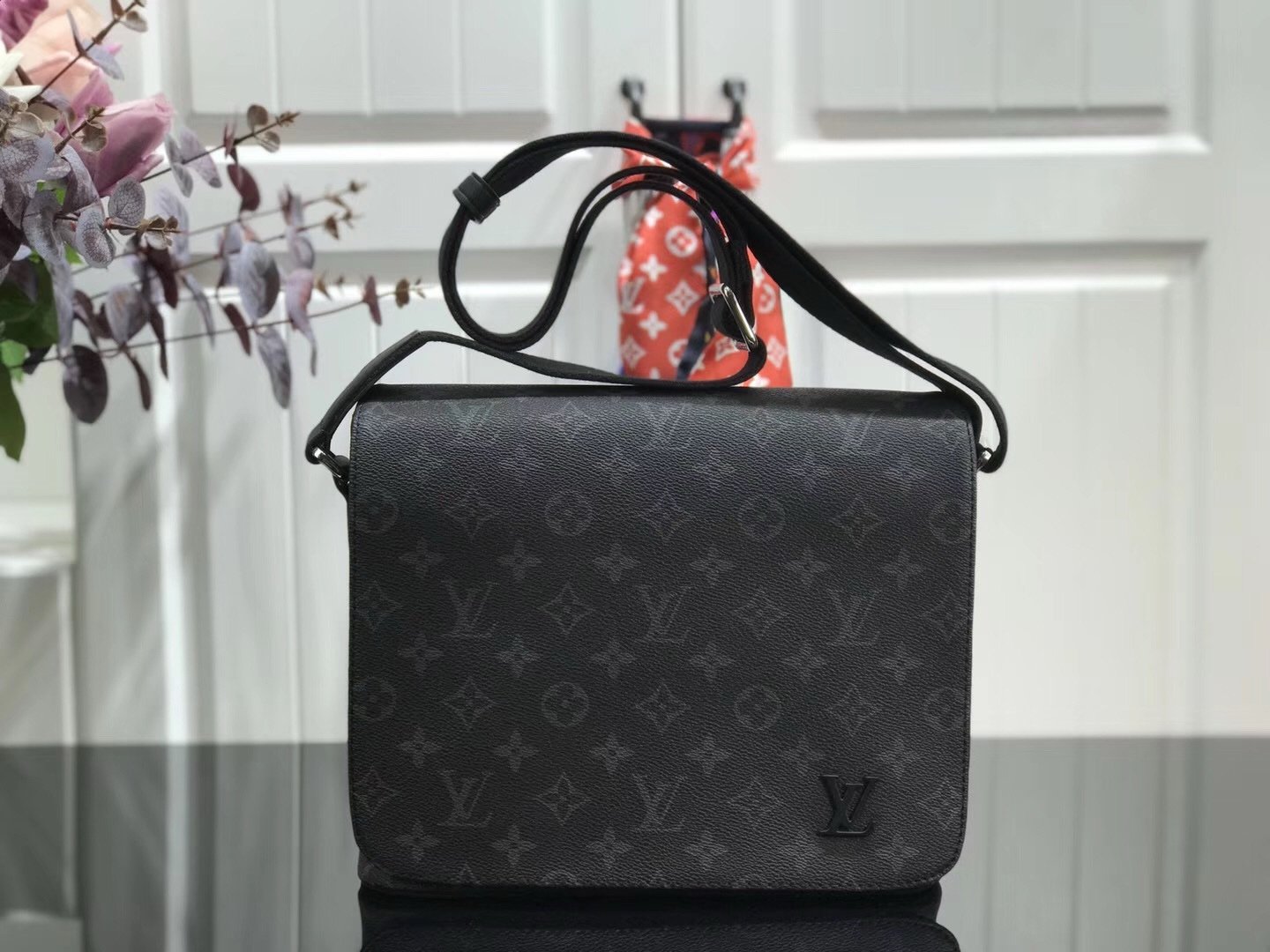 Louis Vuitton PM District Monogram Messenger Bag Black - Afbeelding 2