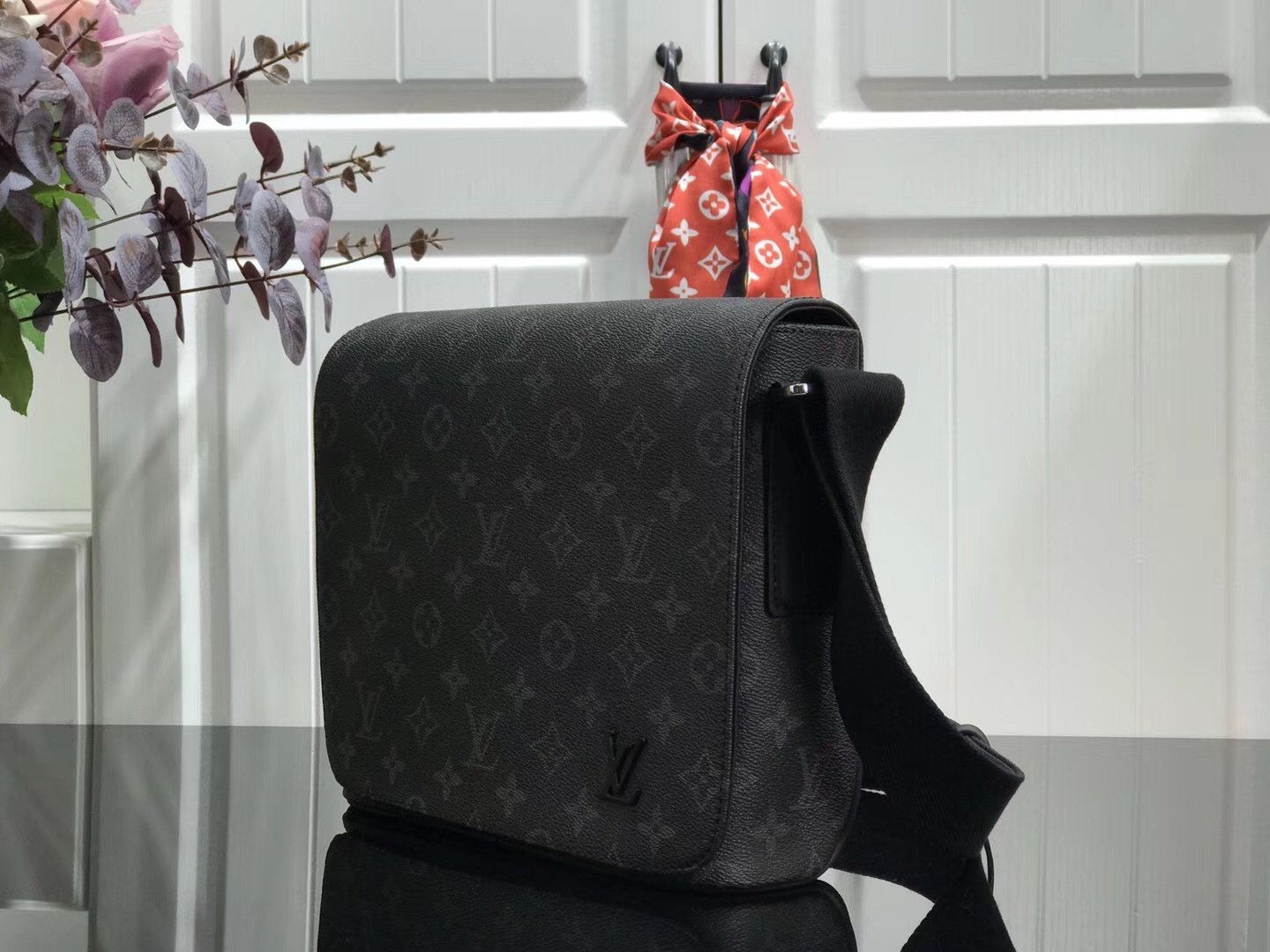 Louis Vuitton PM District Monogram Messenger Bag Black - Afbeelding 3