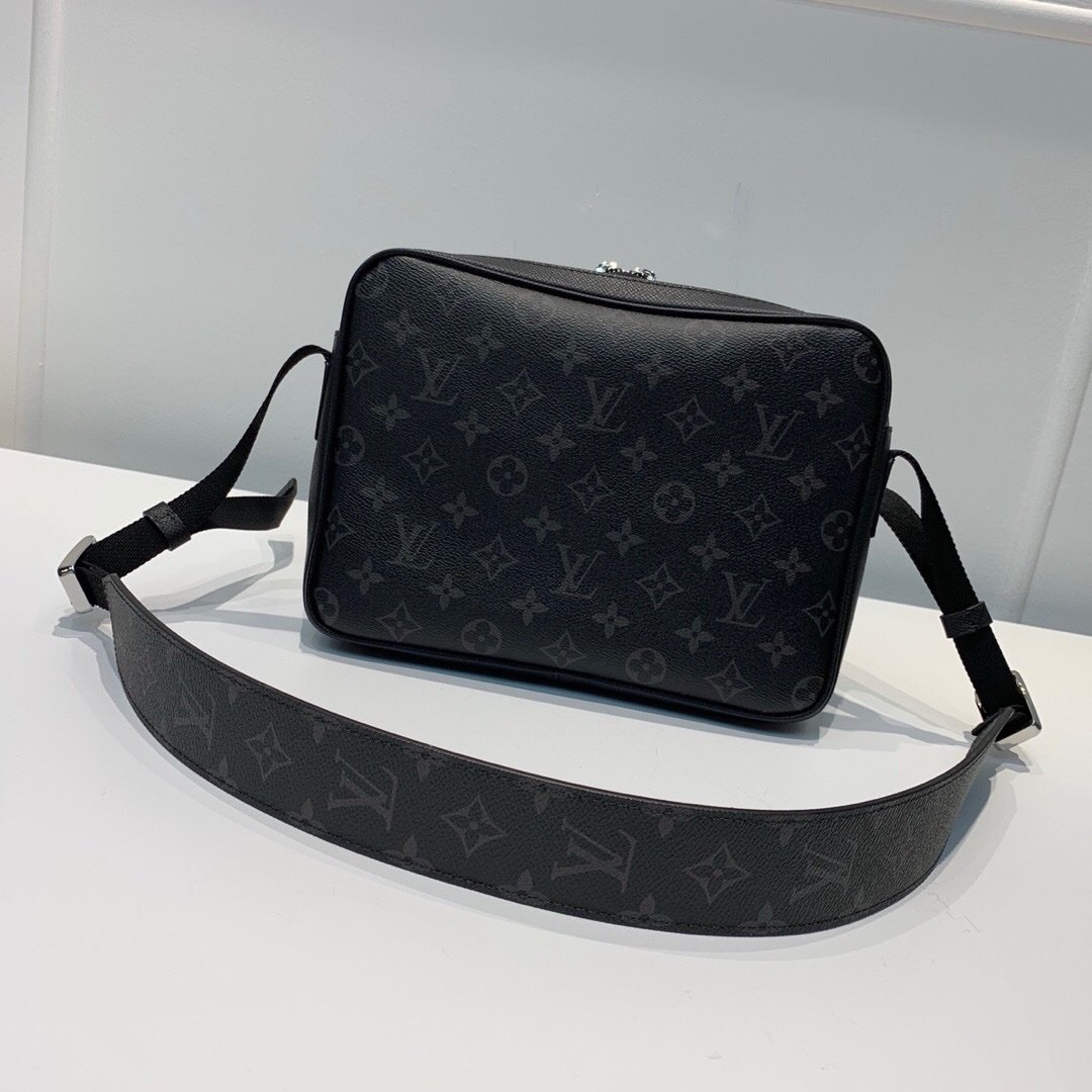 Louis Vuitton Taigarama Monogram Outdoor Messenger Bag Black - Afbeelding 4