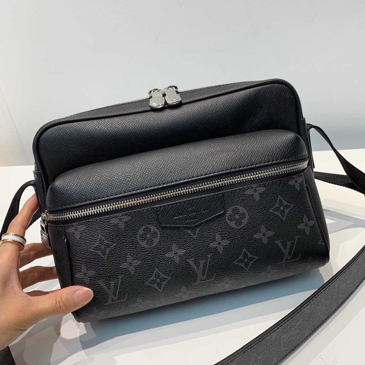 Louis Vuitton Taigarama Monogram Outdoor Messenger Bag Black - Afbeelding 5