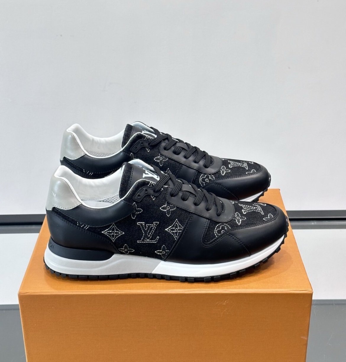 Louis Vuitton Run Away Sneaker Black-White - Afbeelding 2