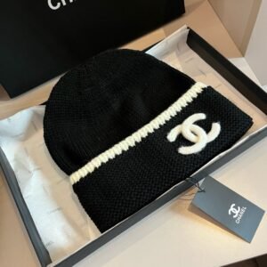 Alternative view of Chanel CASHMERE CC Logo Beanie