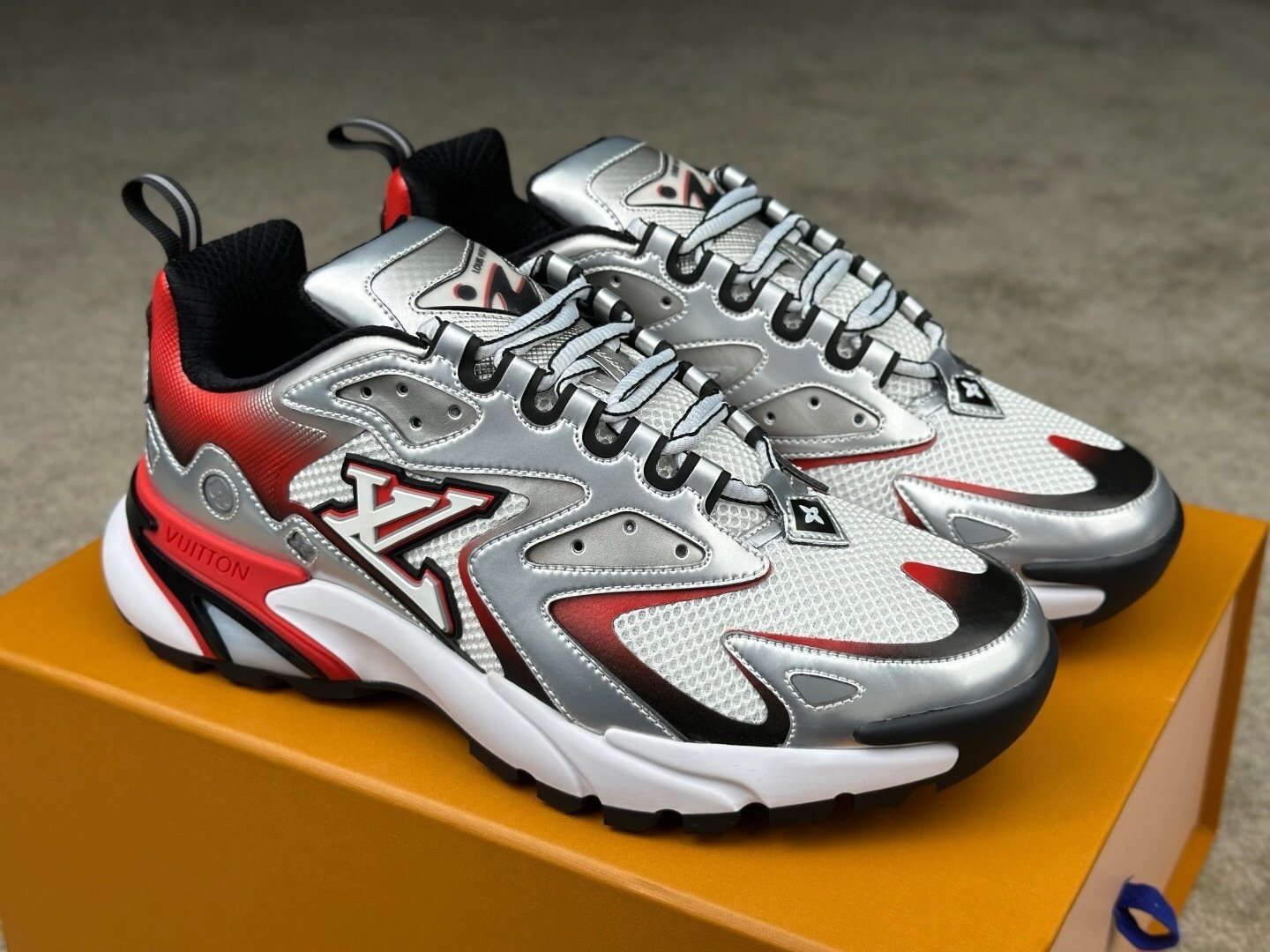 Louis Vuitton Runner Tatic Silver Red - Afbeelding 2