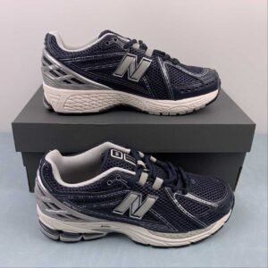 Alternative view of New Balance 1906R  Silber Metallic