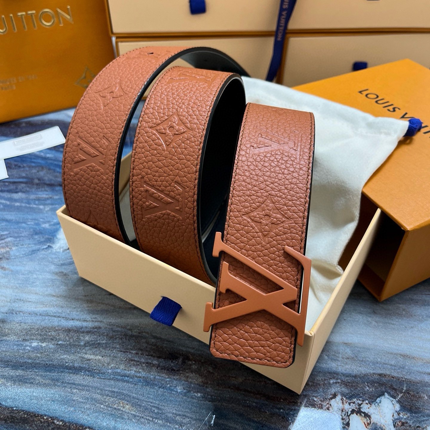 Louis Vuitton LV Initials Taurillon Monogram 40mm Reversible Belt
Camel Brown - Afbeelding 5