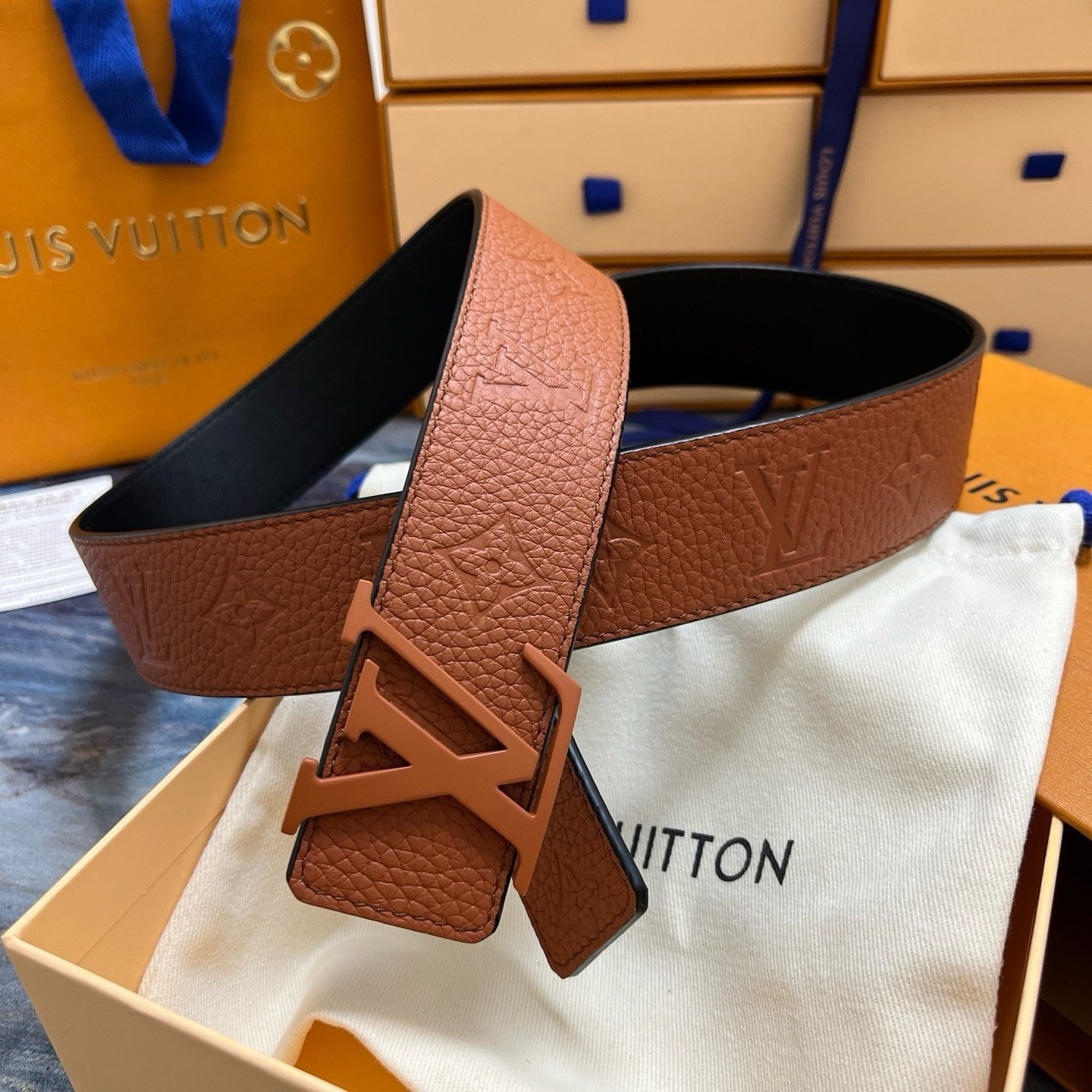 Louis Vuitton LV Initials Taurillon Monogram 40mm Reversible Belt
Camel Brown - Afbeelding 4