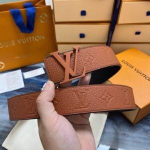 Alternative view of Louis Vuitton LV Initials Taurillon Monogram 40mm Reversible Belt
Camel Brown
