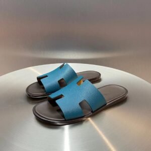 Alternative view of Hermes Izmir Sandal
Bleu Canard Marron Ébène Epsom Calfskin Heather