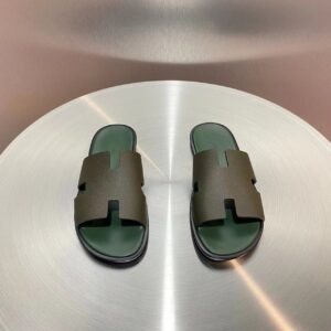 Alternative view of Hermes Izmir Olive Green
Epsom Calfskin Heather